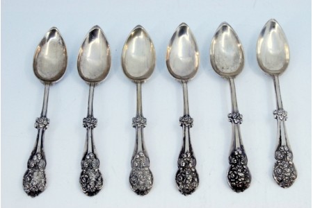 Conjunto de seis colheres de sobremesa em prata com frisos e conchas no cabo.